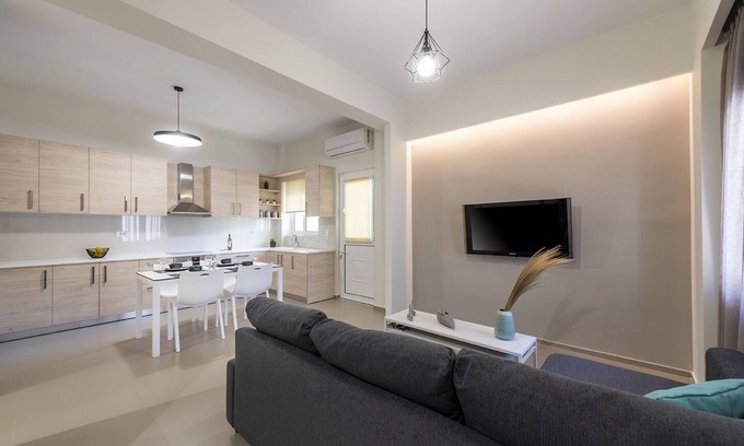 Lambi Apartamento | Fofi’s Elegant Home/ Fully renovated