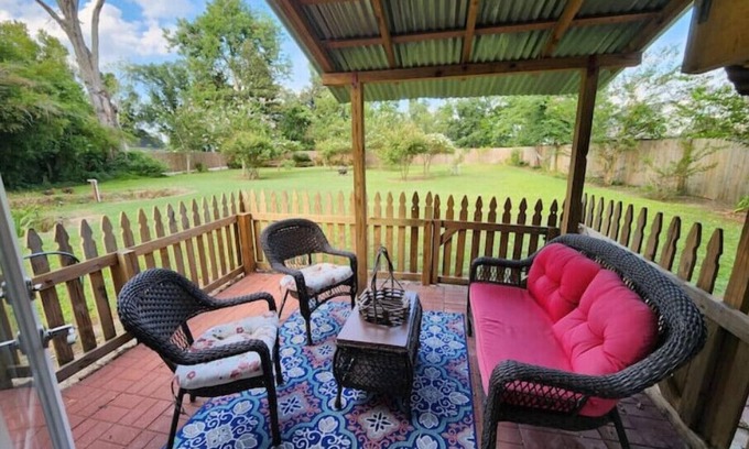 Garyville Casa | Fun & Funky Folk Art Cottage
