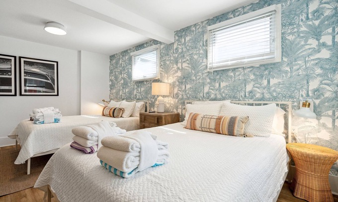 Folly Beach Hotel | Folliday Inn- The Runabout: Room 12