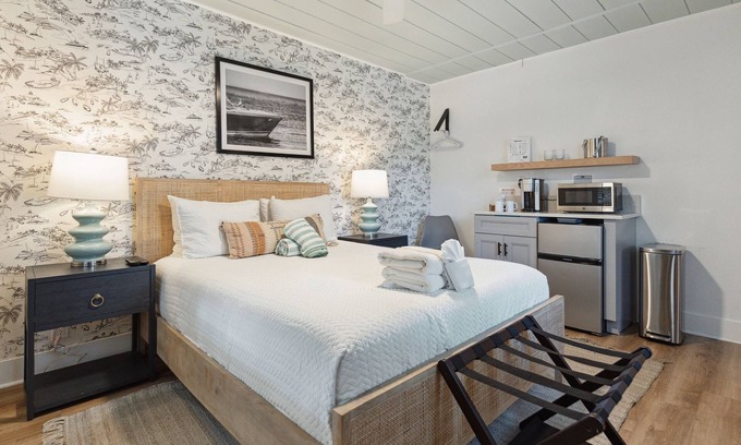Folly Beach Hotel | Folliday Inn - The Triple - Room 24