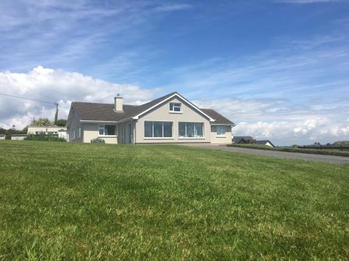 Dungarvan Casa | Follies Bungalow with Ocean Views