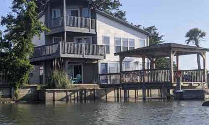Charleston Apartamento | Folly Beach Riverfront Apartment con rampa para botes, kayaks y bicicletas.