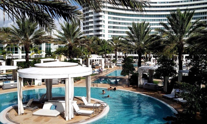 Mid Beach Complejo | Fontainebleau Resort JR Suite Balcony Ocean View No Resort Fee 2 VIP Spa Passes