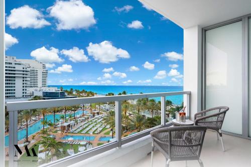 Mid Beach Apartamento | FontaineBleau Resort Balcony w Pool & Ocean View