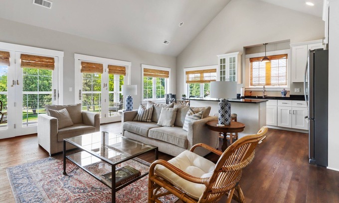 Fontana-on-Geneva Lake Condominio | Fontana Harbor 162 |Balcony |5 Min Walk to Beach |New Condo Across from The Abbey Resort