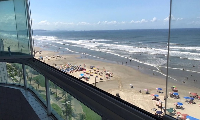 Caicara Apartamento | Pie en la arena con barbacoa en el balcón frente al mar, niños bienvenidos