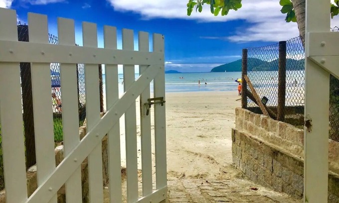 Praia da Enseada Casa | Pie en la casa de Sand Cove