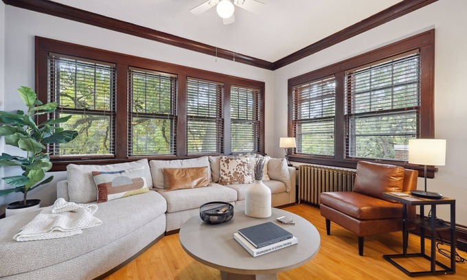Linden Hills Condominio | Footsteps to Lake & Tons of Restaurants! Charming!