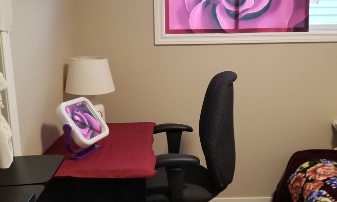 Northwest Calgary Casa | For a lady only Room in NW Calgary