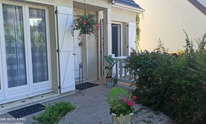 Levis-Saint-Nom Cama Y Desayuno | FOR RENT PRIVATE ROOM WITH BALCONY AND JERDIN