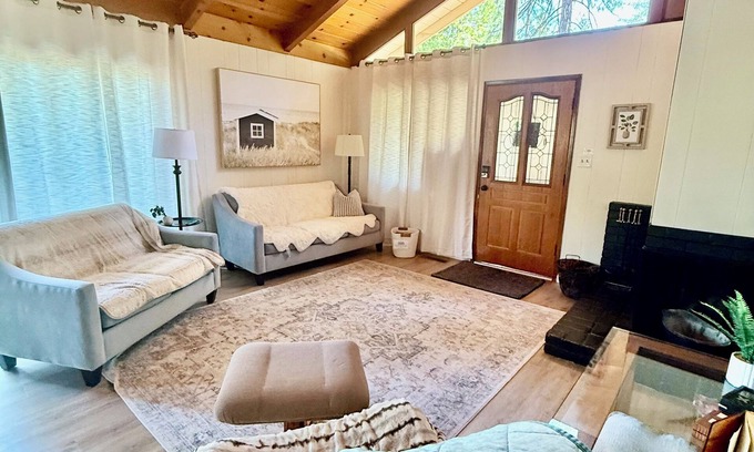Twain Harte Casa | For the discerning guest. Cabin at Lilac Terrace 🌲⛷️with summer TH Lake Access.