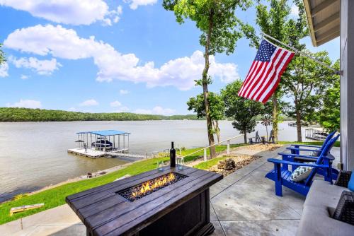 Gravois Mills Casa | For the View - Great Location with Lakeside Launchpad