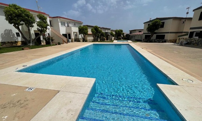 Los Delfines Apartamento | Forcat - Apartamento bajo con jardín y piscina