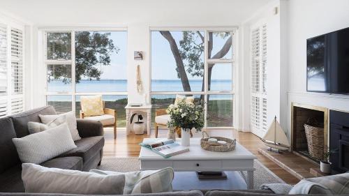 Salamander Bay Casa | Foreshore Beach House - Stunning waterfront home