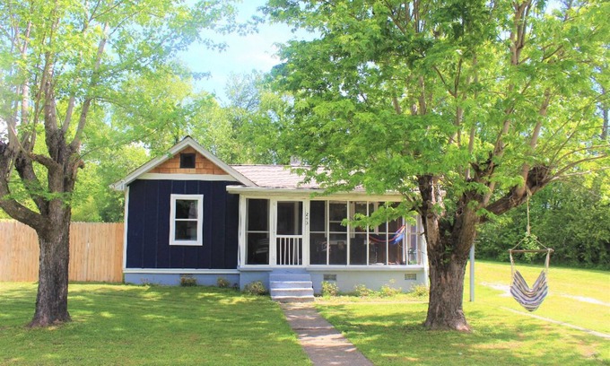 Brevard Casa | Forest Access - Hike/Bike Paradise - 5 min to Brevard - Walkable to Restaurants