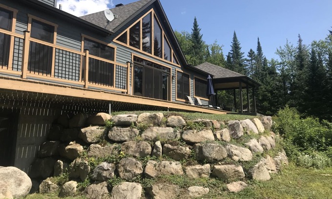Sainte-Agathe-des-Monts Chalet De Esquí | Forest Chalet, by the *river*, hot tub*, *ski*, near Mont-Tremblant, 5 beds