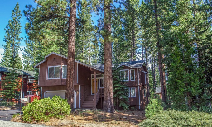 Tahoe Paradise Cabina | Capacidad para 12 personas, bañera de hidromasaje, sala de cine, enorme terraza trasera elevada, senderismo por la puerta principal.