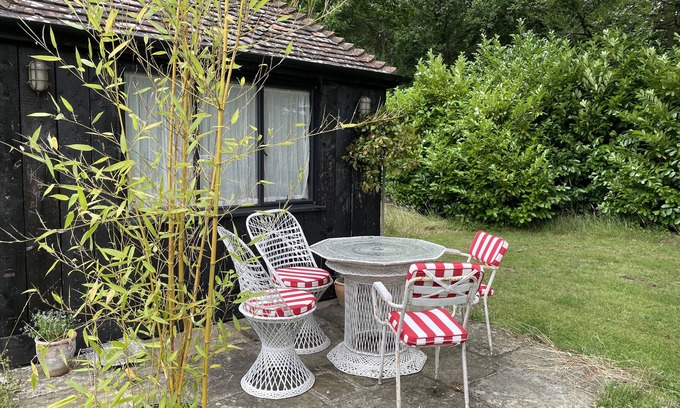 Abbess Roding Cabina | Forest cabin in the Kent countryside – pet friendly!