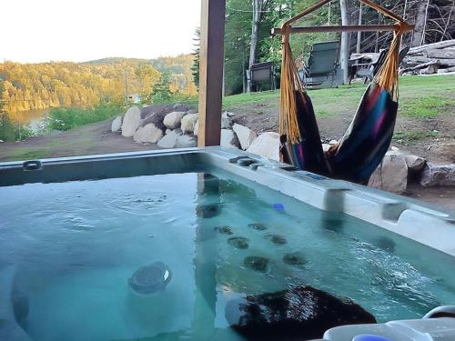 Sainte-Marguerite-du-Lac-Masson Casa | Forest Chalet with Hot Tub & Lake Views near Mont Saint-Sauveur