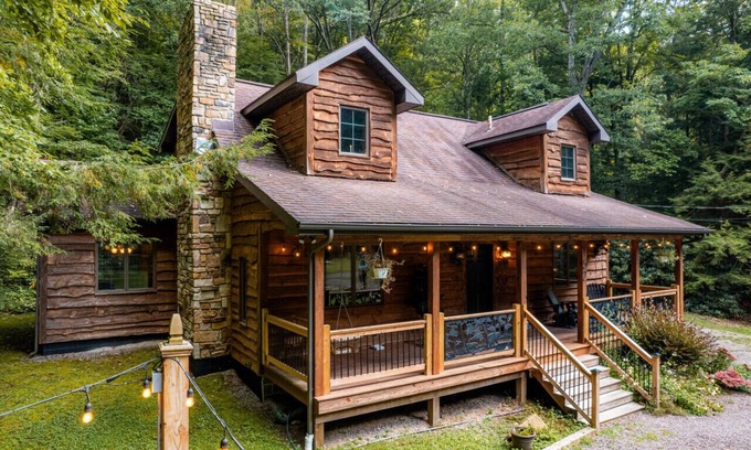 Confluence Cabina | Forest Creek Lodge · Stunning Secluded Stream Front Lodge w/Hot Tub