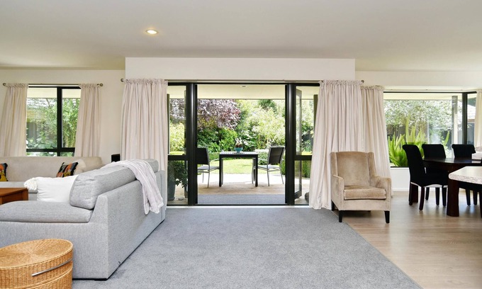Parklands Casa | 3 Bedroom holiday home located near Bottle Lake Forest