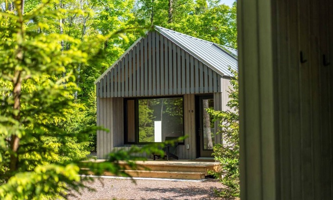 Algonquin Highlands Cabina | Forest Edge Escape at Dimensions | Cabin Sixteen