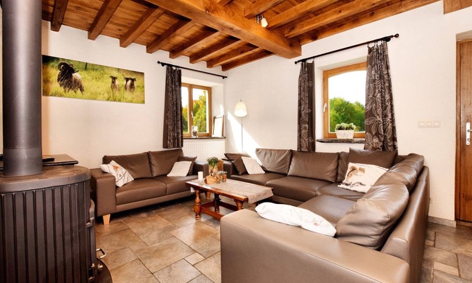 Commanster Casa | Estancia Forest-Edge, Burtonville