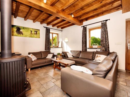 Commanster Casa | Forest-Edge Stay, Burtonville