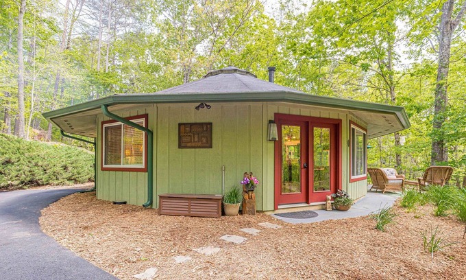 Dahlonega Cabaña | 🌳Forest 🔥Fireplace🆒Vibe📺ROKU🍷Wineries🔥Fire Pit 🛏️Queen 🍔Grill 🌎Nature