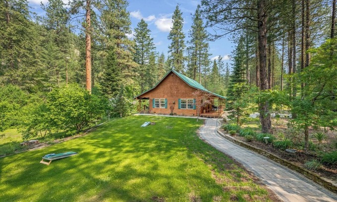 Leavenworth Cabina | Hot Tub | Secluded | EV Charger