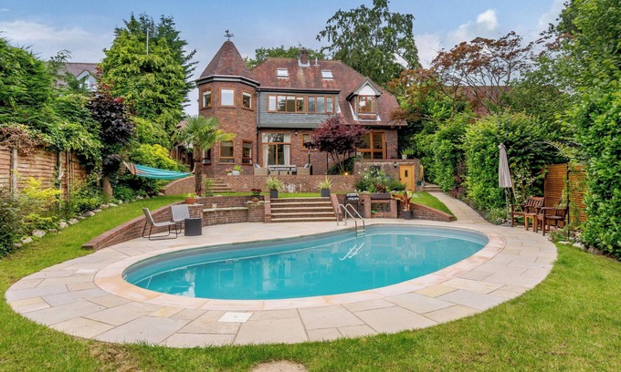 Farnham Common Cabaña | FOREST GETAWAY, pet friendly, with pool in Farnham Common