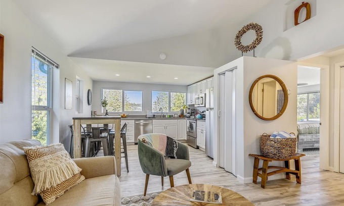 Forestville Casa | Forest Heights ~ Relaxed Modern-Boho Style, Forest Views, Hot Tub, Wine Country