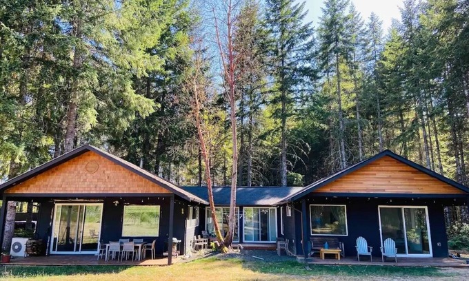 Olympia Casa | Forest Hideaway House with hot tub and trail