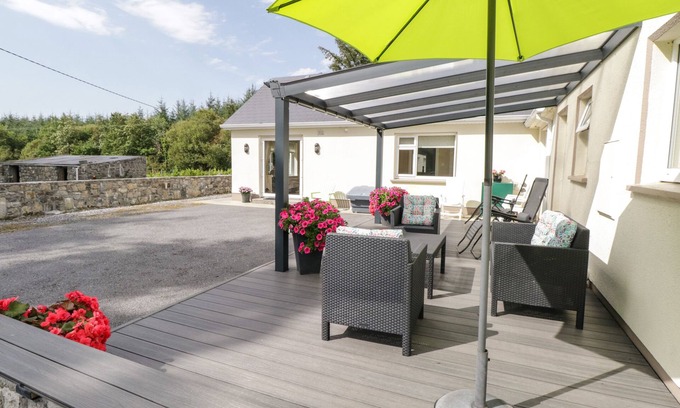 Milltown Cabaña | FOREST HOUSE, romantic, with open fire in Tuam, County Galway