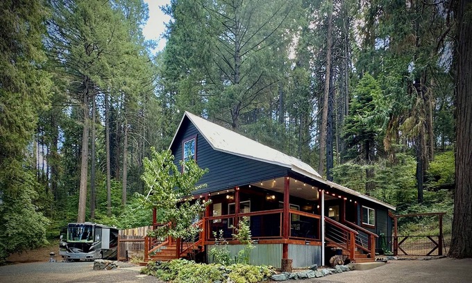 Nevada City Cabina | Forest Mountain Cabin, minutes to Downtown, trails, rivers & lakes