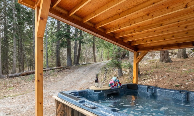 Leavenworth Cabina | Forest+Mountain Views, Hot Tub, Sauna, EV Charger, Dogs OK, Near Lake Wenatchee