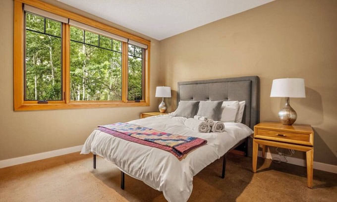 Springbank Condominio | Forest Retreat 2 Acres Free Banff Pass + Views