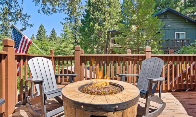 Sugar Pine Cabina | Rustic Cabin Retreat | 7 Miles to Yosemite | King Beds