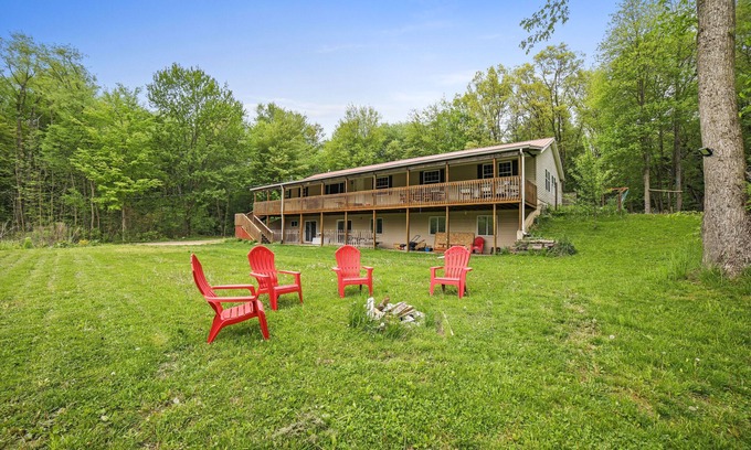 Dowling Cabina | Forest Retreat - Sleeps 30 - 2 minutes from boat launch