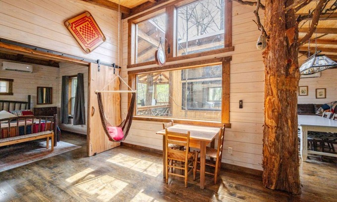 Adairsville Cabina | FoRest ReTreeT 2 bedroom Hot Tub Unique Chatming Adairsville Cabin Private