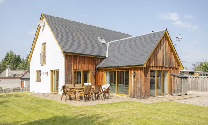 Nethy Bridge Cabina | Forest Trail Lodge - a house that sleeps 9 guests in 3 bedrooms