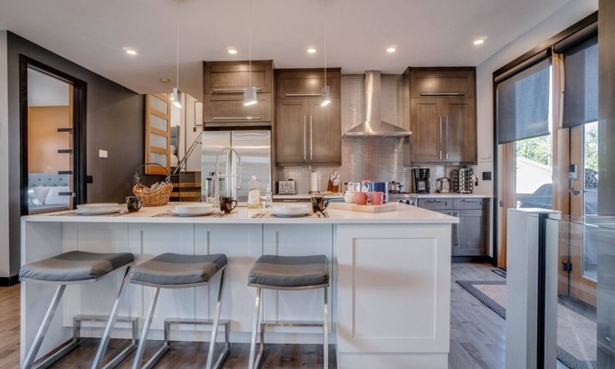 Northeast Edmonton Casa | Forest - Upscale Executive Home, King Bed w/ AC