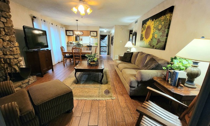 Mount Ida Condominio | Forest view 2 bed/bath condo on Lake Ouachita by RedAwning
