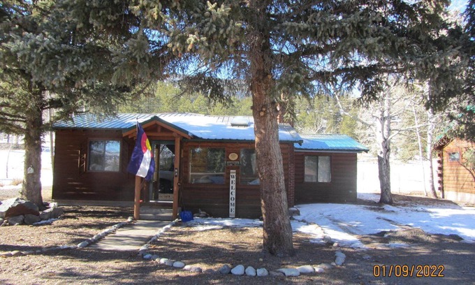 Ponderosa Pines Casa | Forest View - 4 bedroom, skiing, fishing, hiking, wildlife. STR permit #1061