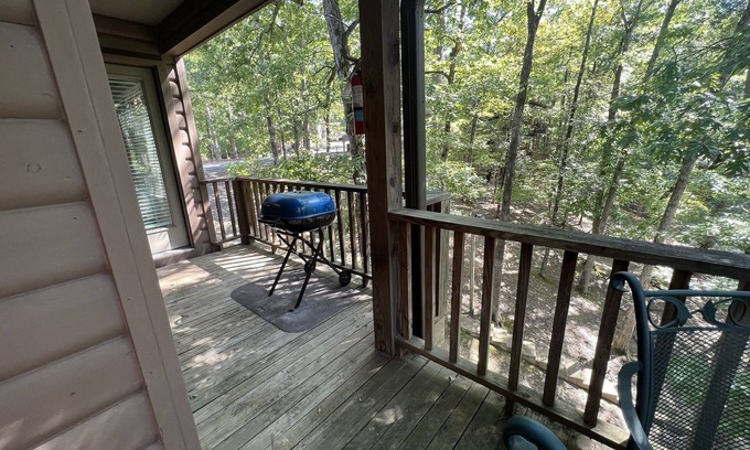 Mount Ida Condominio | Forest view, log-sided two bedroom, two bath condo on Lake Ouachita. by RedAwning