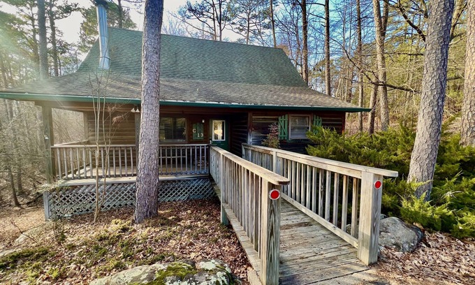 Mount Ida Cabaña | Forest View two bedroom, two bath Harbor North luxury loft cottage with private hot tub o Lake on Ouachita. by RedAwning
