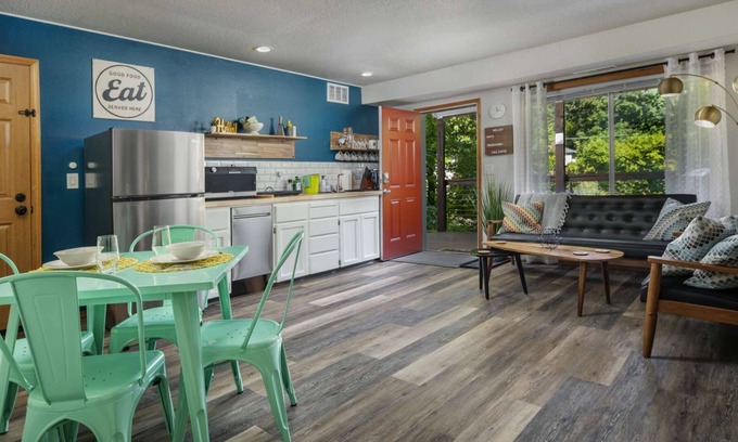 Northwest Portland Condominio | Forested Quiet Retreat, Pet Friendly, Private Patio, BBQ, Near Parks, Zoo, 5 Mins to Pearl District