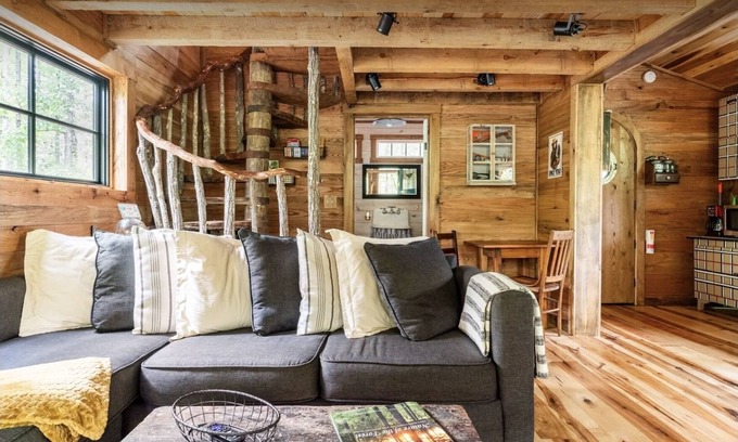 Adairsville Cabina | FoResTree House- Peaceful Luxury Treehouse Hot tub