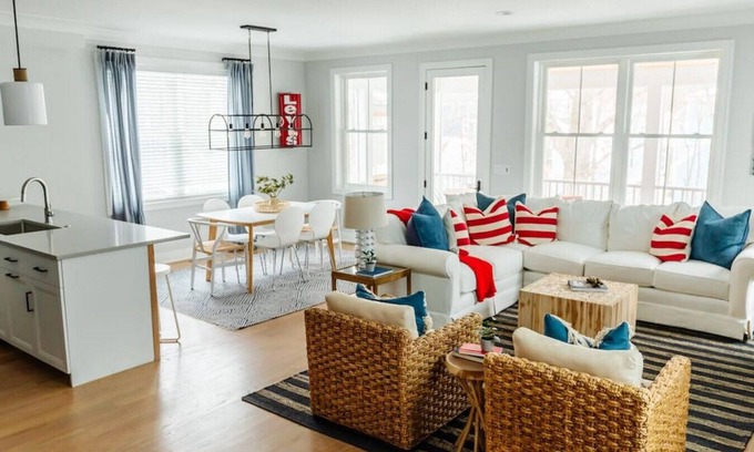 Michigan City Casa | Forever In Blue Jeans 207 Joe Lane · Forever In Blue Jeans-Coastal Chic