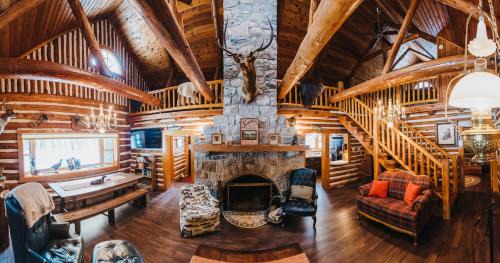 Mayfield Casa | Forks Riverfront Lodge - Traverse City Sleeps 18